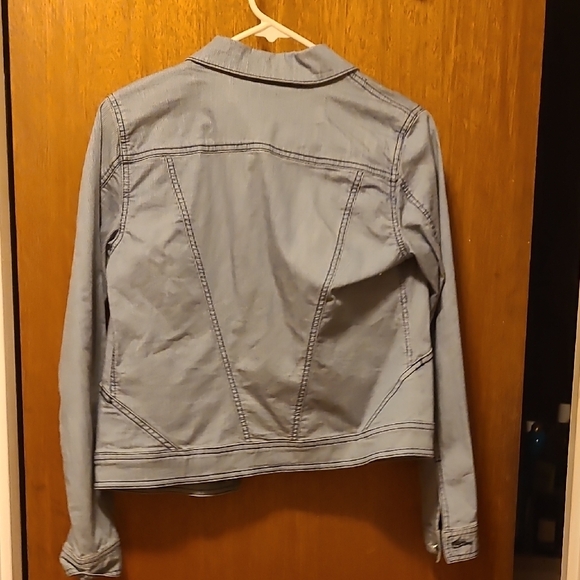 CAbi Blue Cropped Jean Jacket Classic Style - Picture 4 of 4